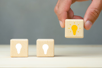 《海底两万里》中写到潜艇上的人睡的床、穿的衣服、用来写字的笔和墨水是用什么做的?