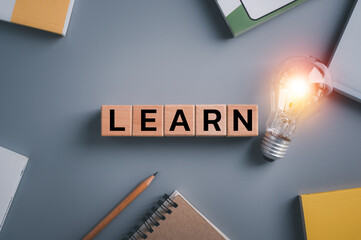 《海底两万里》中写到潜艇上的人睡的床、穿的衣服、用来写字的笔和墨水是用什么做的？